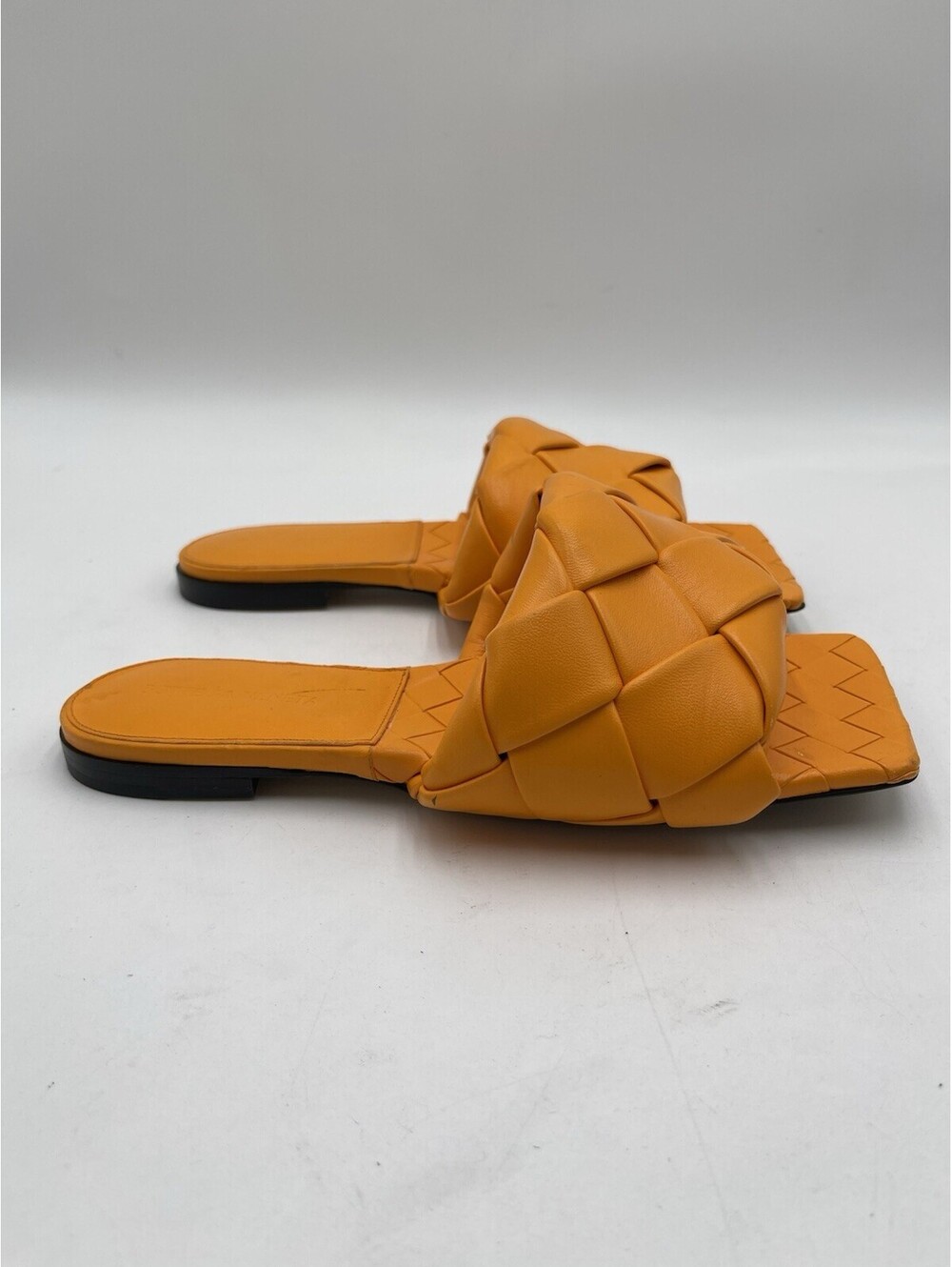 Bottega Veneta Lido flat sandal in orange woven leather Size 38